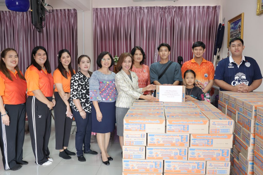 ส่งมอบนมยูเอชที ตามโครงการ “โฟร์โมสต์ส่งต่อรอยยิ้มให้เด็กไทย (Foremost One Million Smiles)” ให้โรงเรียนวัดสว่างภพ